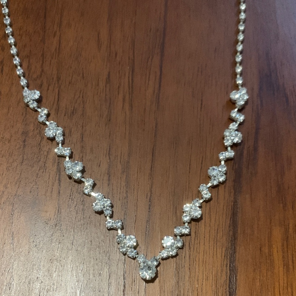 Elegant Silver Necklace with Crystal Accents